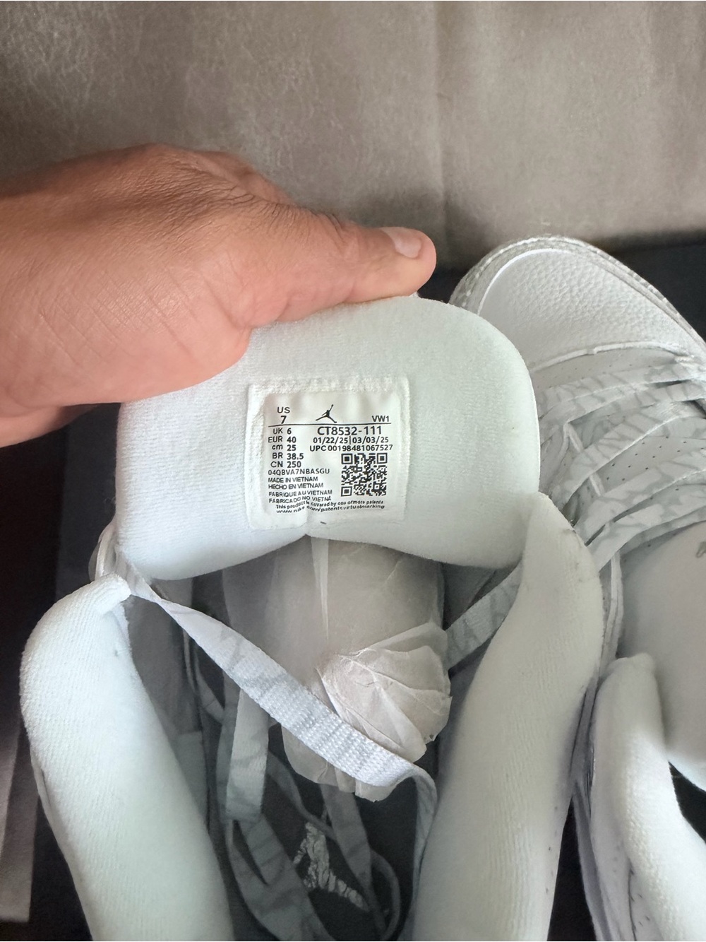 Nike White Low-Top Sneakers with Subtle Gray Accents - Picture 4 of 5